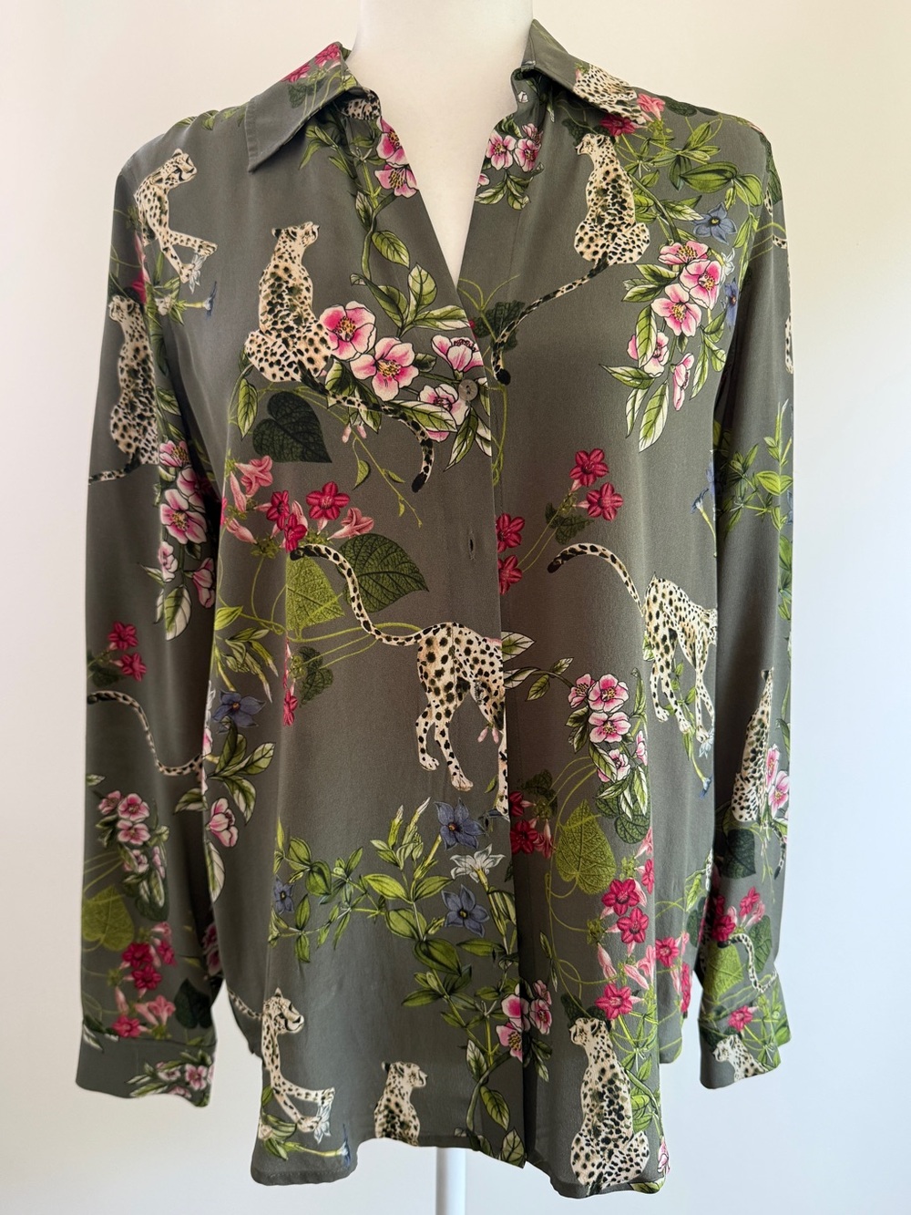 L'AGENCE Nina Jungle Print 100% Silk Button-Down Blouse - Size Small - Picture 7 of 10